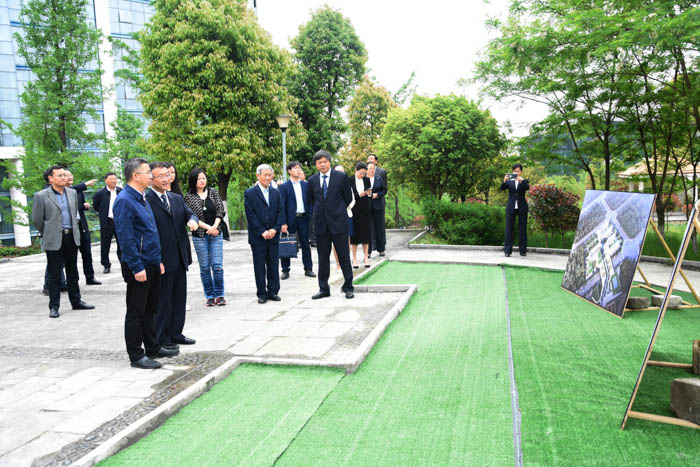 走访教学科研用房建设现场