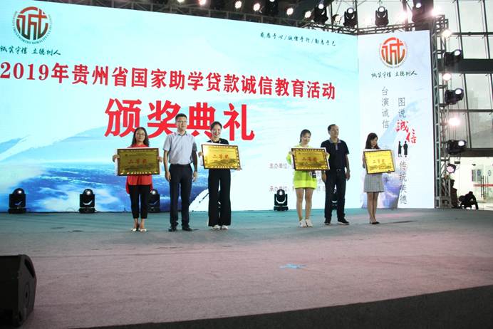 说明:C:\Users\Administrator\Desktop\已选照片\新闻 颁奖.JPG