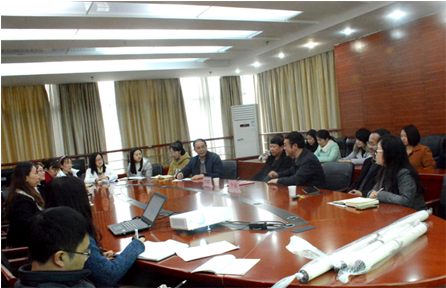 图二 老师们与画家进行交流