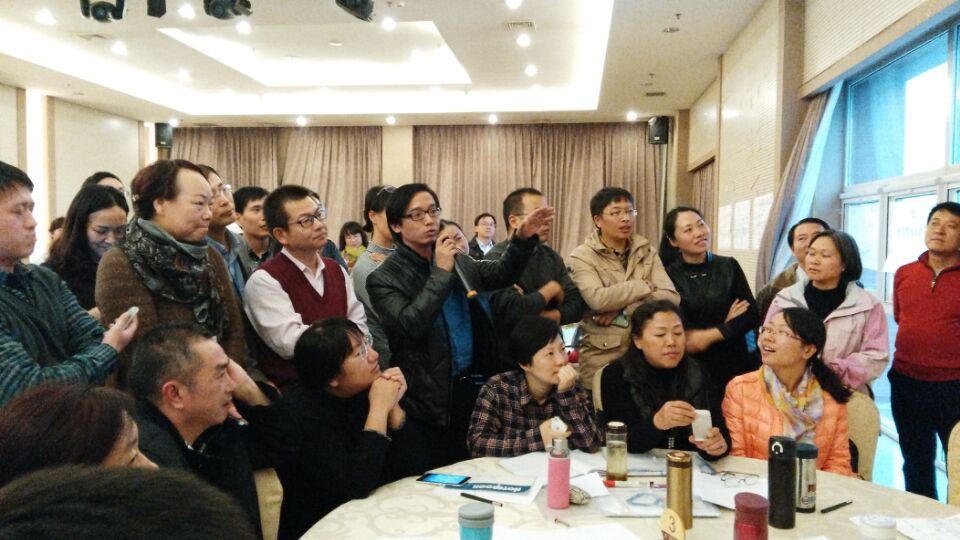 教学和科研人员分组学习和讨论