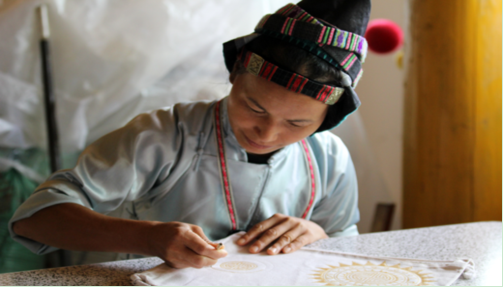 (蜡染艺人在示范)