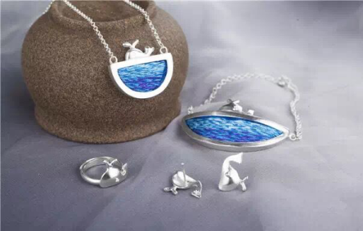 ( 刘黎老师的上市作品《游来游去》 )