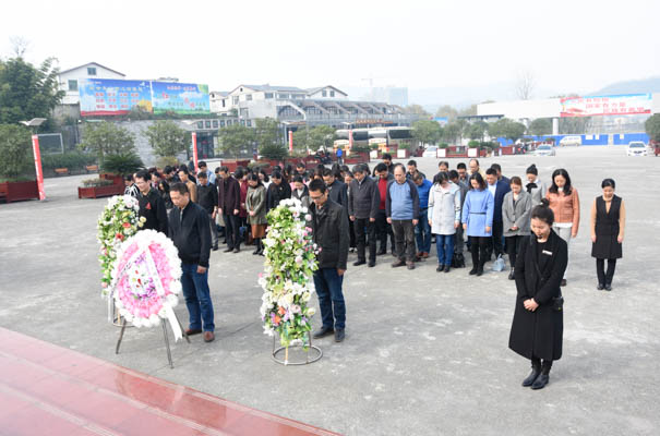 向革命先烈敬献花篮花圈