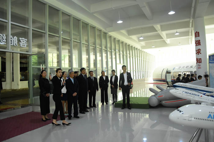 走访航空实训基地