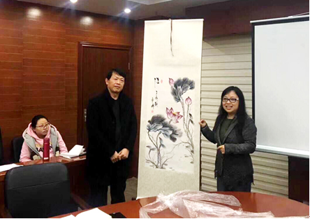 图三 李光曙先生向学院赠送作品